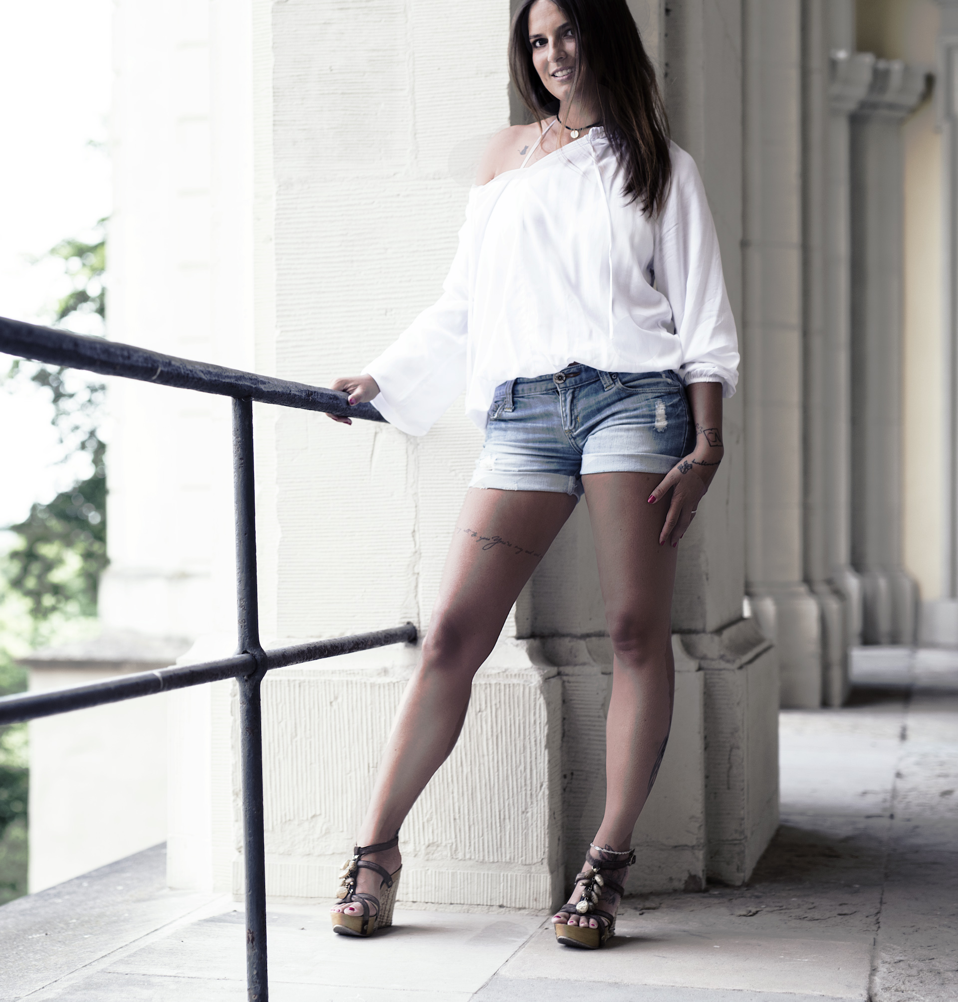 Weiße Bluse-Sommeroutfit