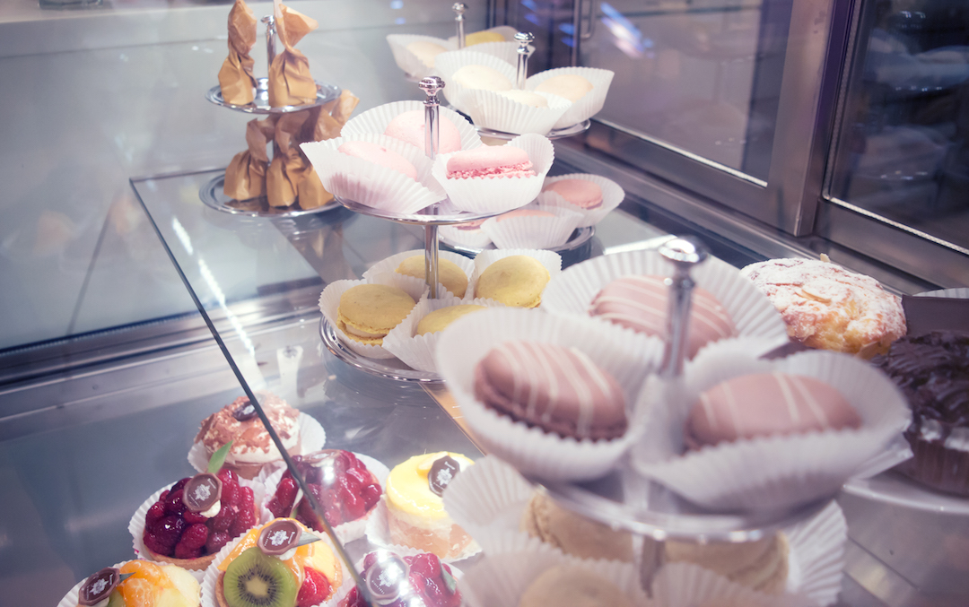 heels-bar-macarons-cake