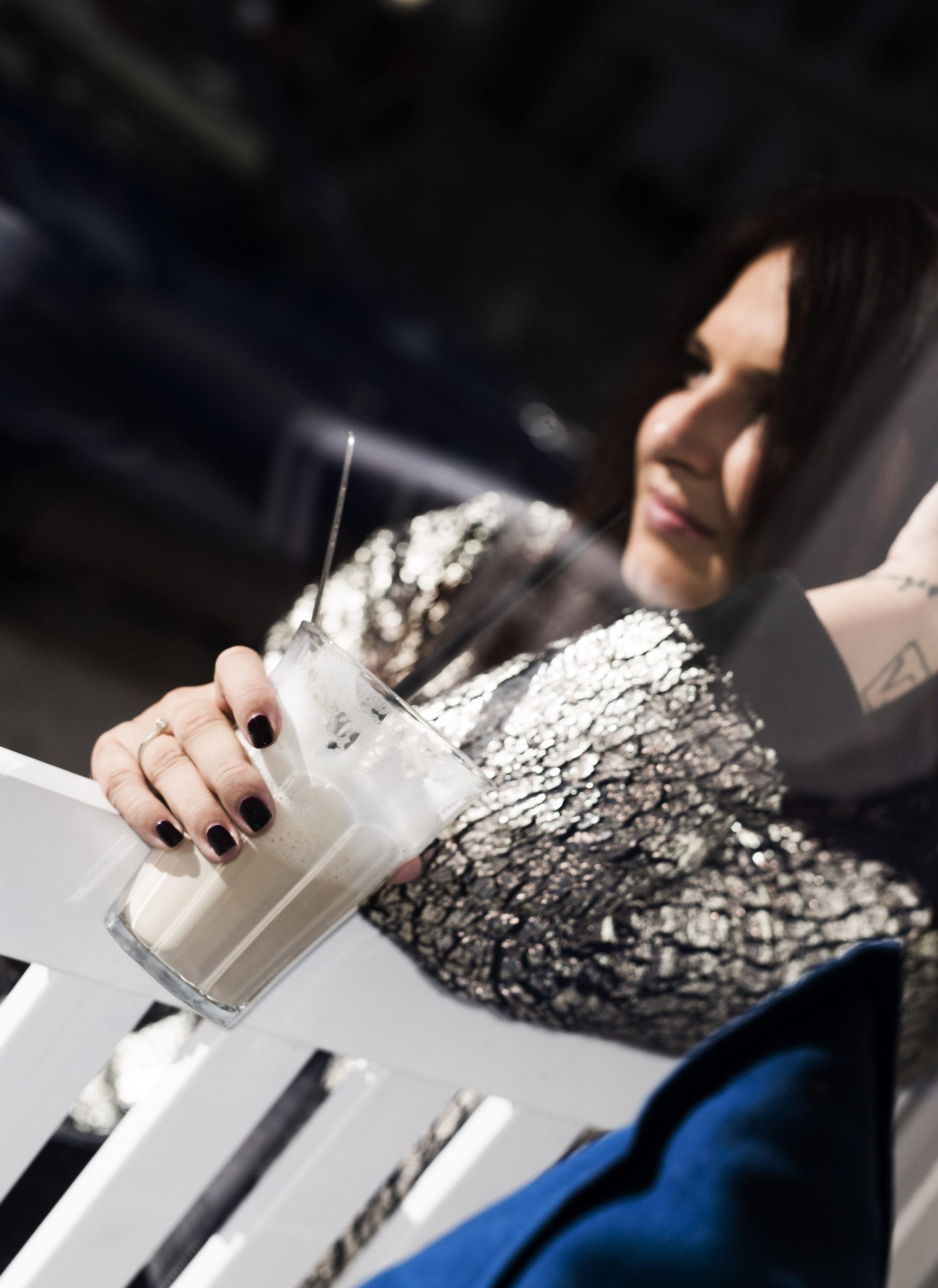Cafe-Winter-stylisch-warm-Guess