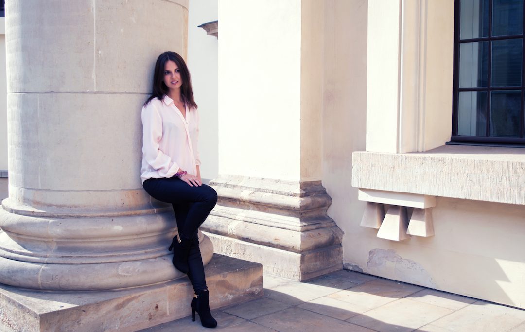 Outfit-black-leggings-rose-blouse