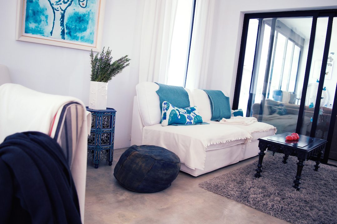 Spain-holiday-CasaMiranda-livingroom-cozy-couch
