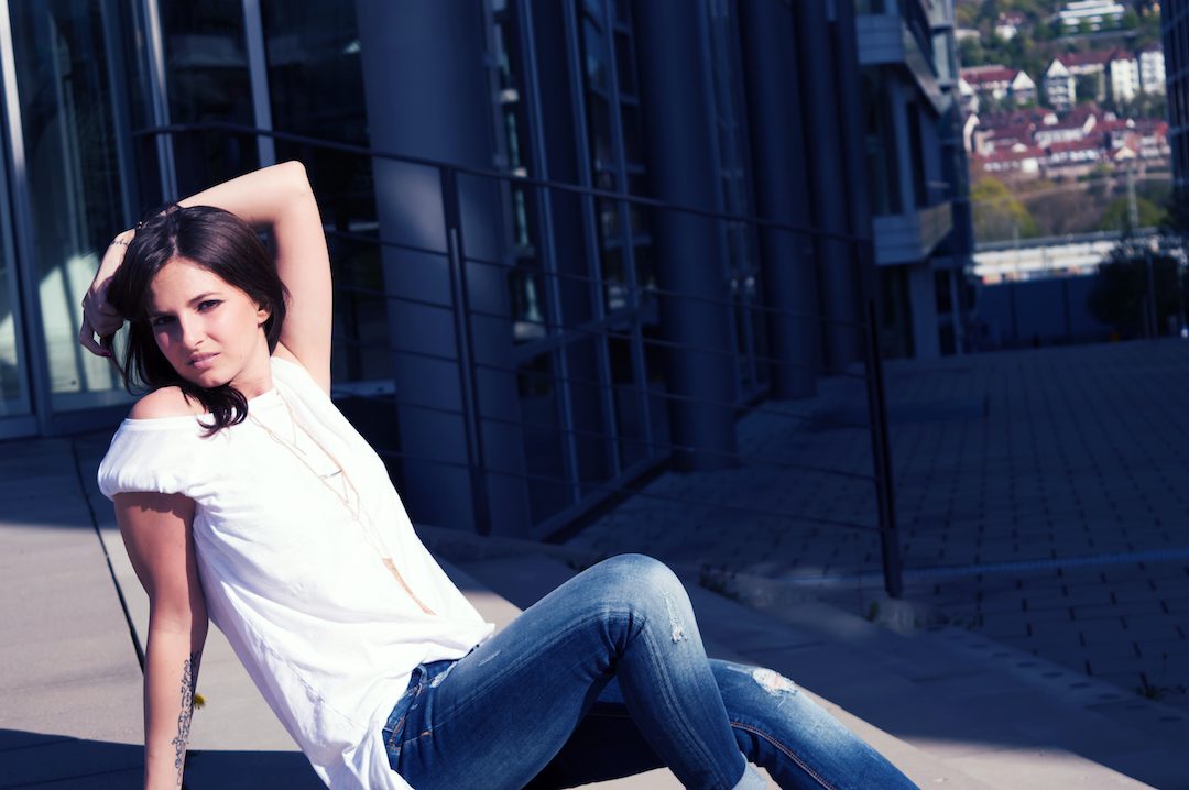 Stuttgart-Outfit-Jeans-White-Shirt