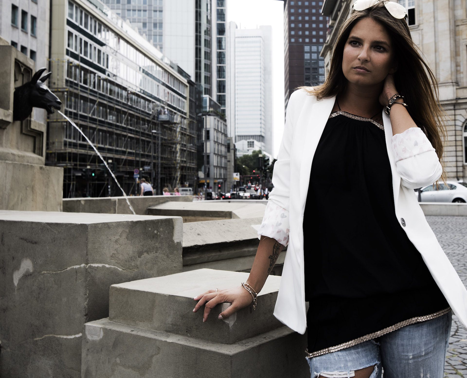 Weißer-Blazer-Frankfurt-Jeans