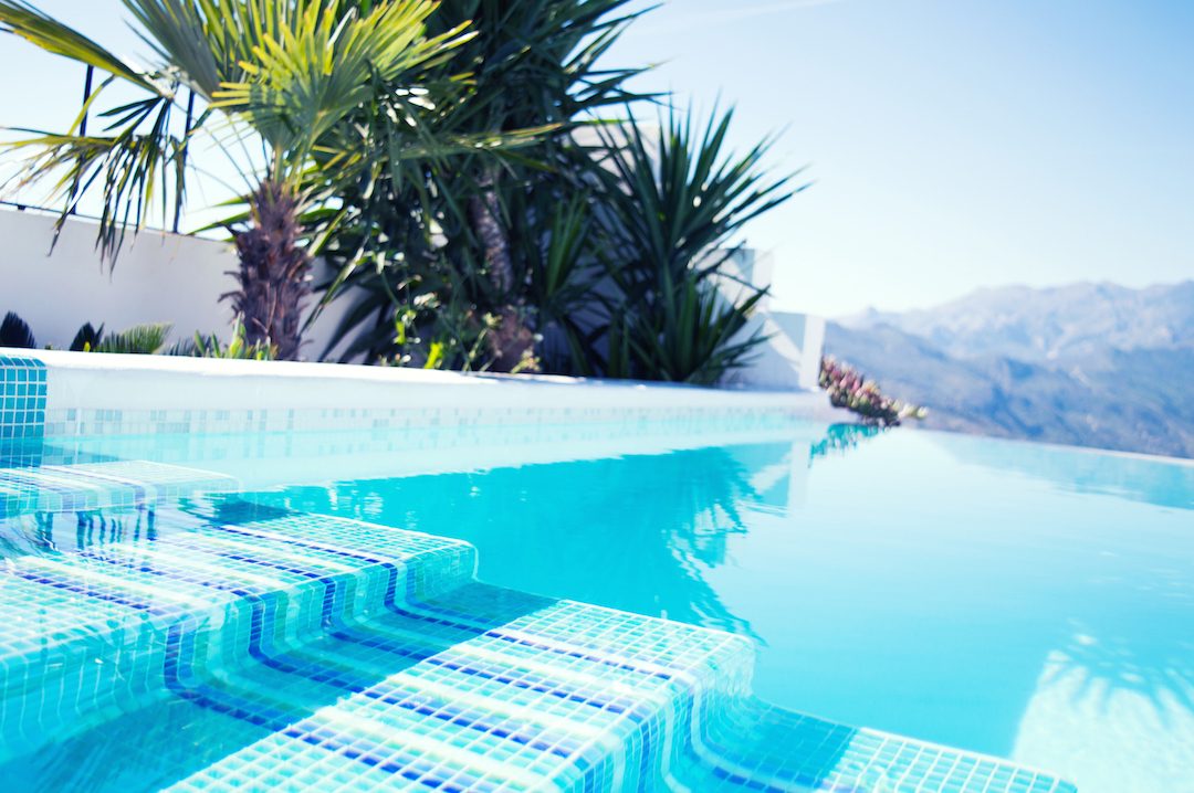champagne-attitude-Spain-holiday-Andalusia-CasaMiranda-HorizonPool-Palms